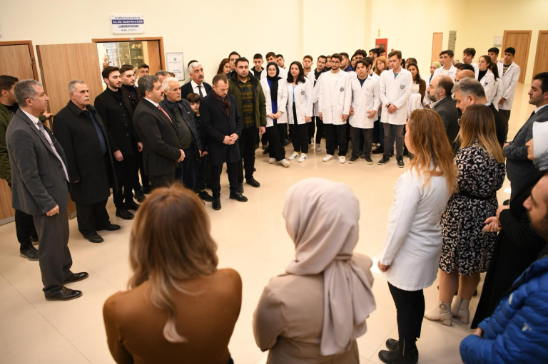 6-subat-depremlerinde-vefat-eden-personel-ve-ogrencilerin-isimleri-laboratuvarlara-verildi-82