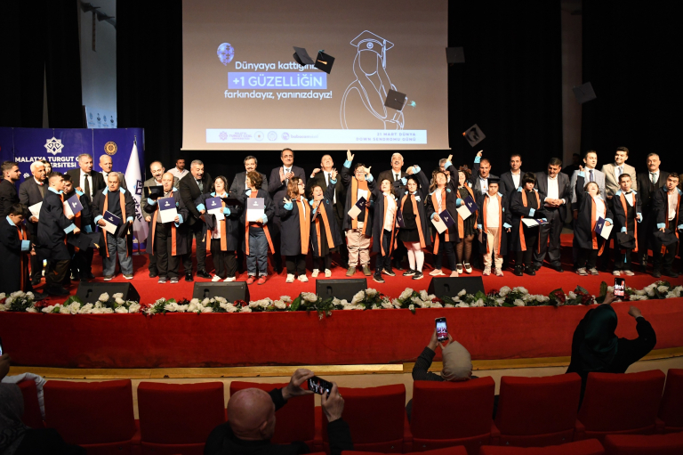 malatya-turgut-ozal-universitesinde-21-mart-down-sendromu-gunu-etkinlikleri-kapsaminda-mezuniyet-toreni-gerceklestirildi-145