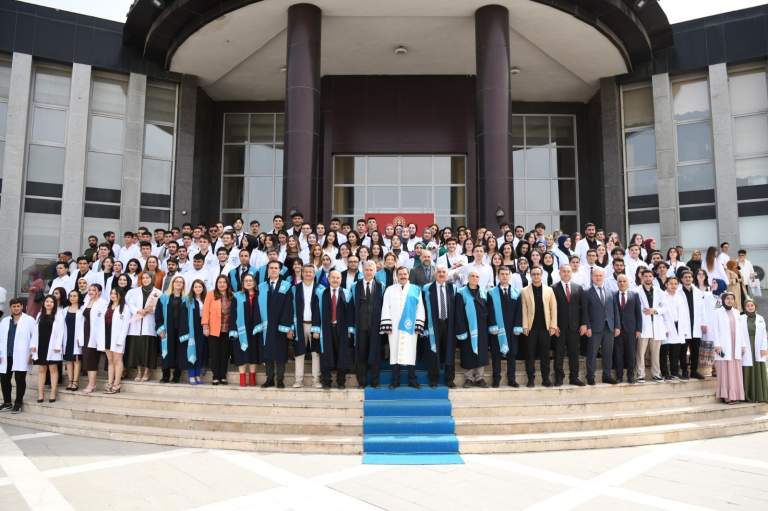 malatya-turgut-ozal-universitesinde-beyaz-onluk-giyme-toreni-gerceklestirildi-175