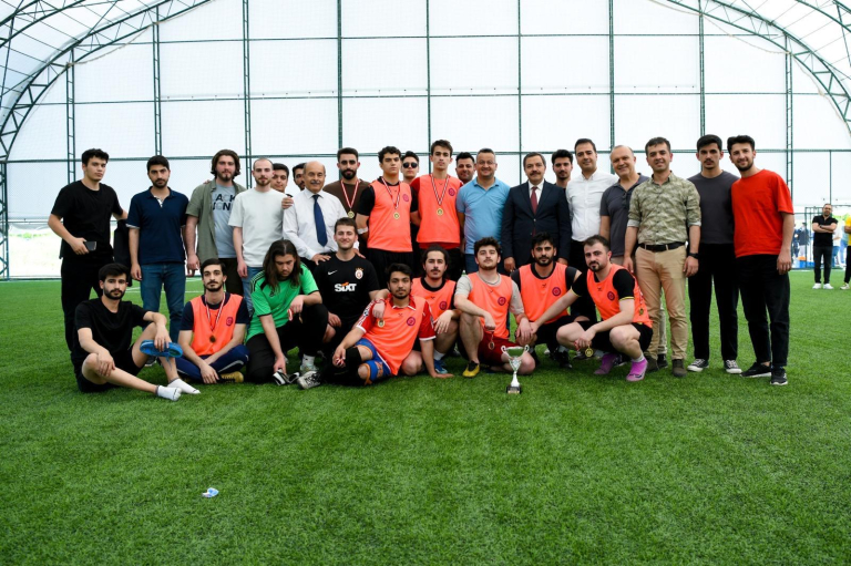 bahar-senlikleri-kapsaminda-universitemiz-tarafindan-futbol-turnuvasi-gerceklestirildi-217