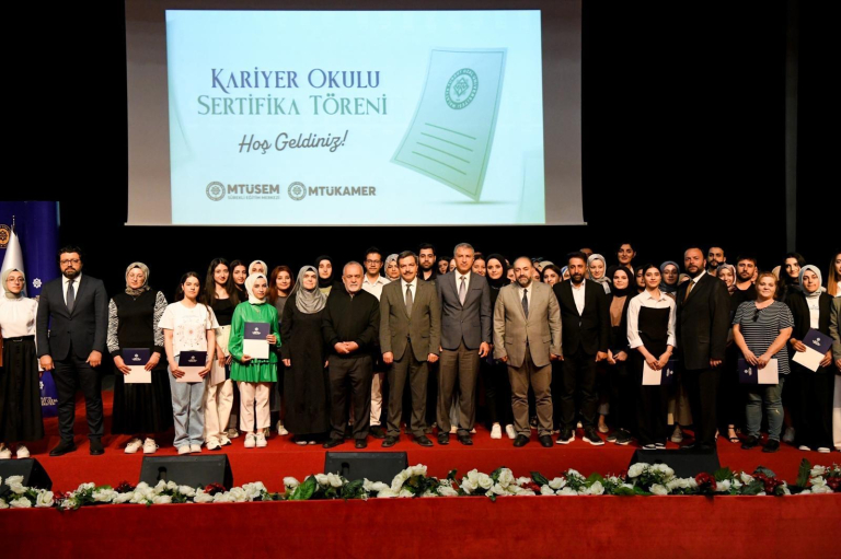 kariyer-okulu-sertifika-programi-duzenlendi-232