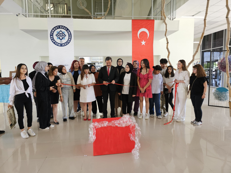 sanat-tasarim-ve-mimarlik-fakultesi-resim-bolumu-tarafindan-duzenlenen-atiktan-sanata-proje-sergisi-ulusal-medyanin-dikkatini-cekti-278