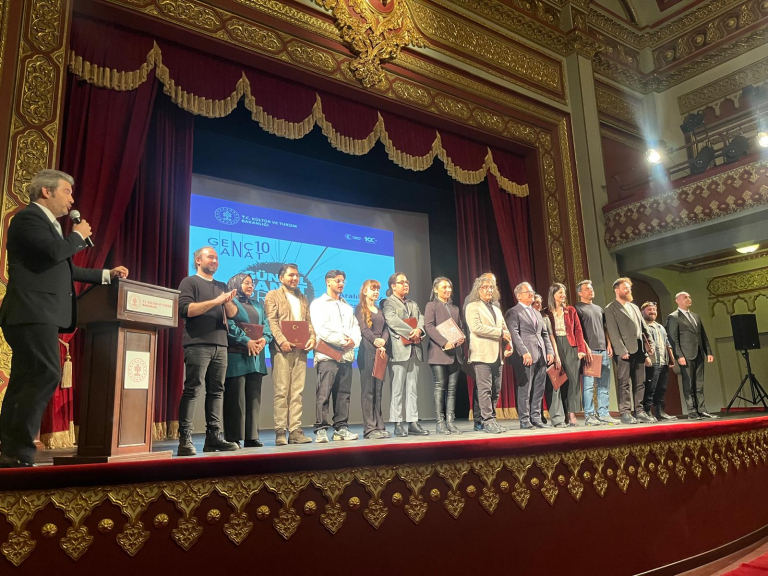 resim-bolumu-ogrencilerinin-calismalari-odul-almaya-hak-kazandi-663