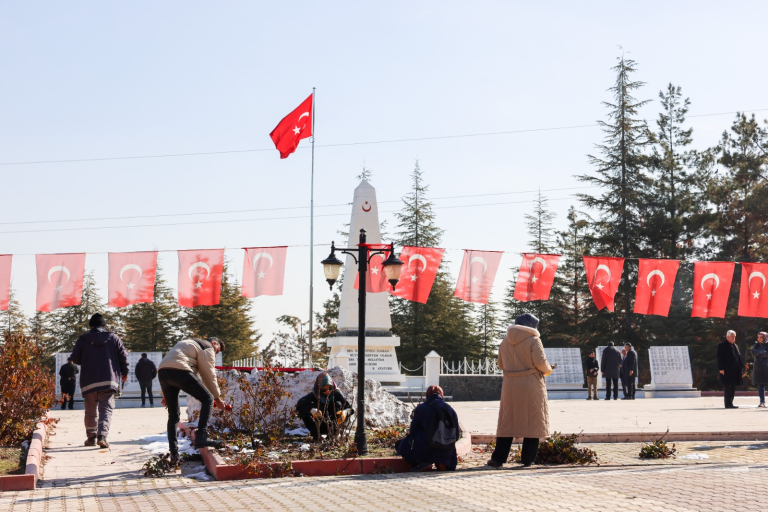 malatya-turgut-ozal-universitesi-ogrencilerinden-anlamli-sehitlik-ziyareti-789