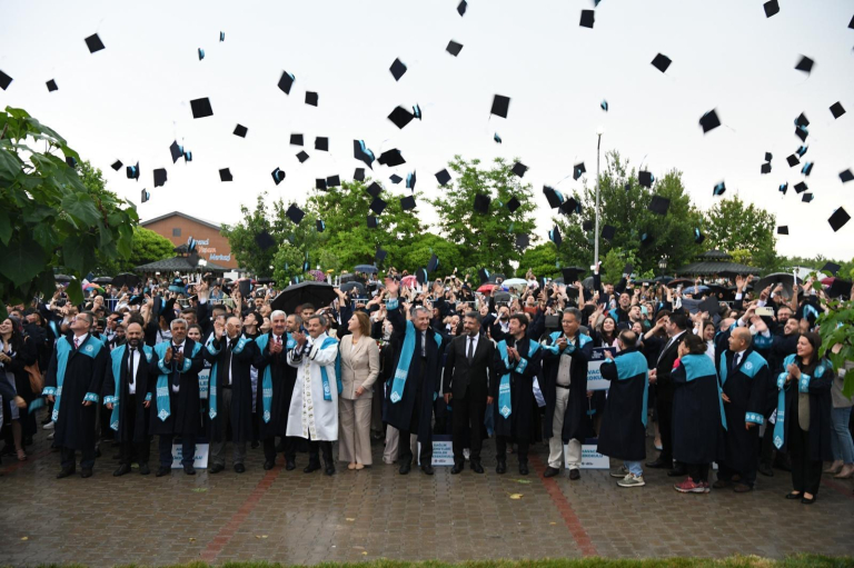 malatya-turgut-ozal-universitesinde-mezuniyet-coskusu-1121