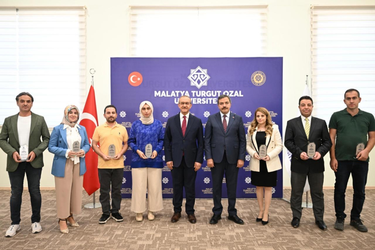 universitemizin-basarili-akademisyenleri-odullendirildi-1347