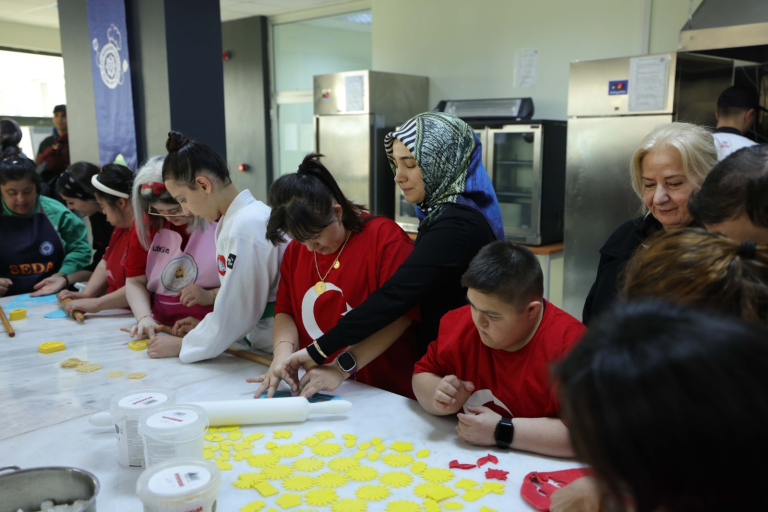 altin-kalpler-mutfagindan-gulen-yuzlerle-servis-projesi-1-universite-programi-acilis-toreni-gerceklestirildi-1725